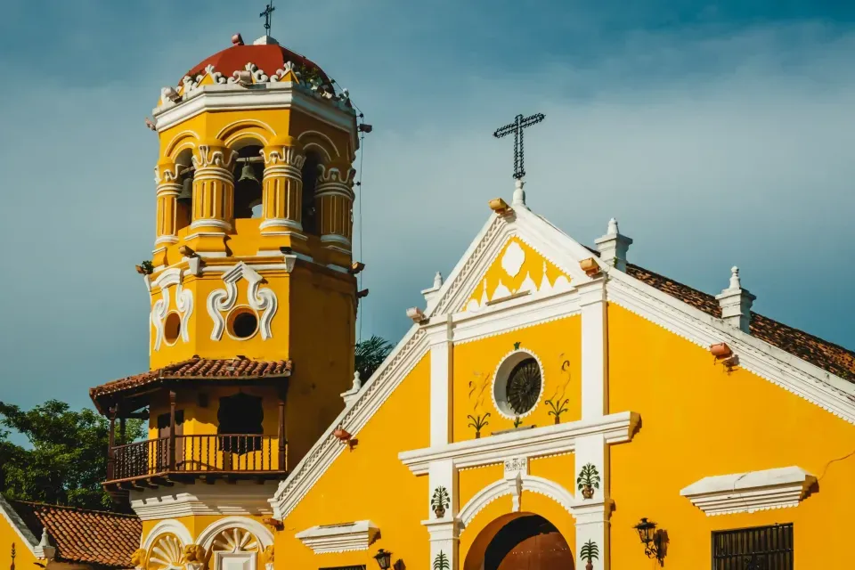  Iglesia colonial en el centro histórico de Mompox durante un viaje cultural a Santa Cruz de Mompox.