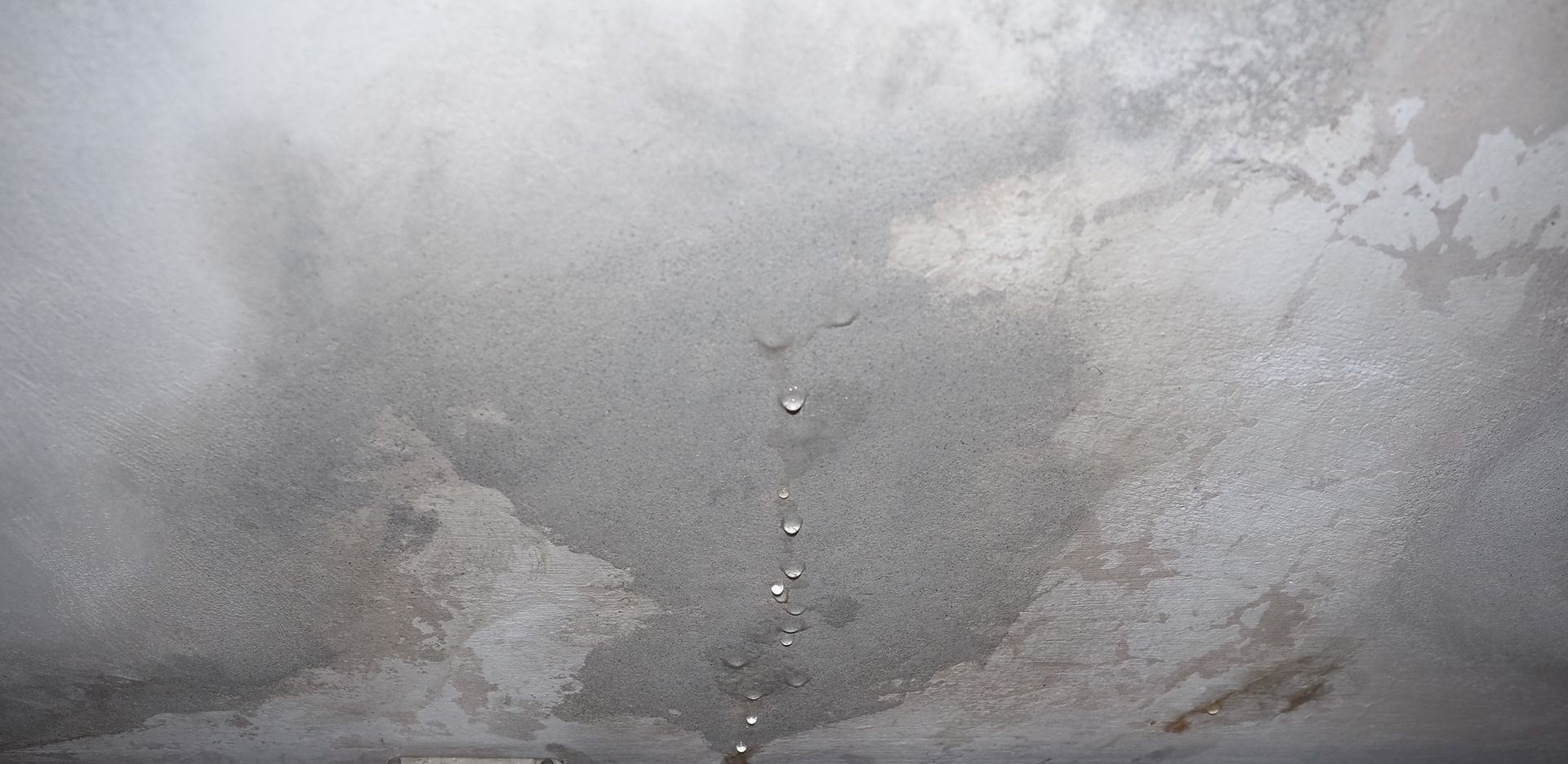 soffitto con infiltrazione di acqua