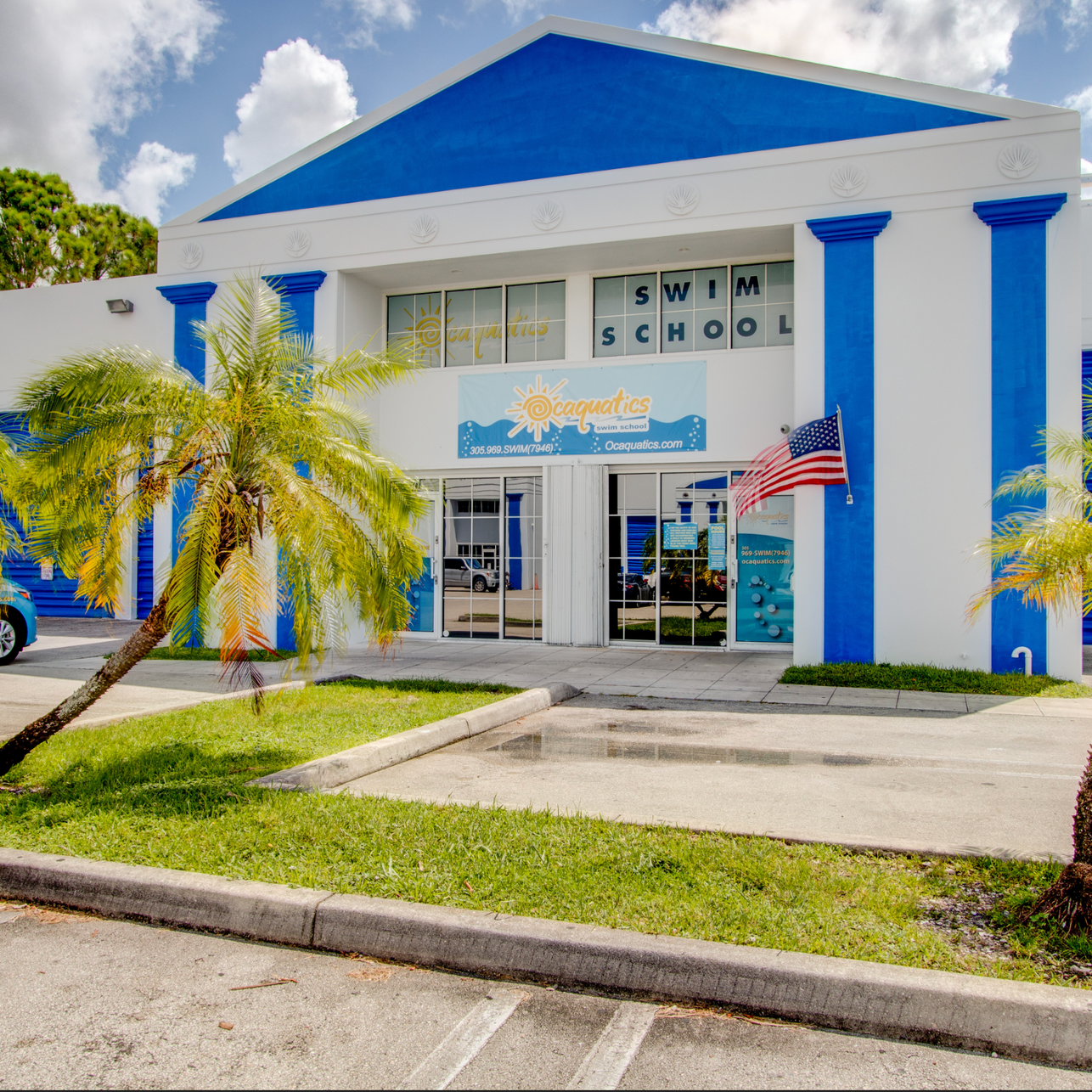 A blue and white building with the word swim school on it