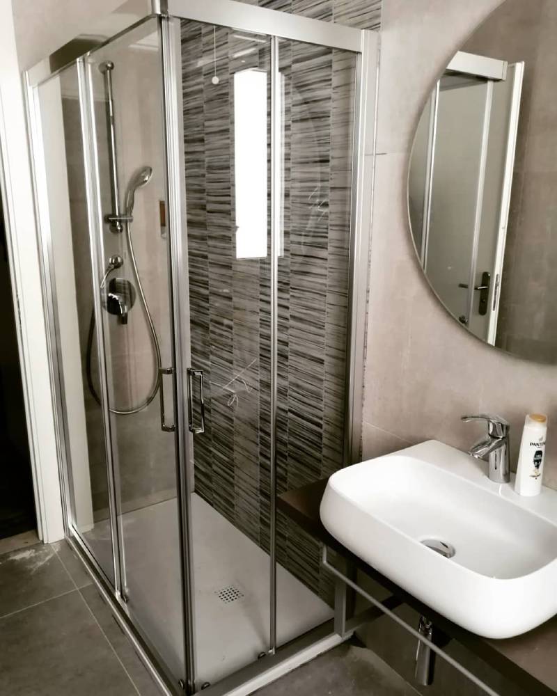 Box doccia e lavabo