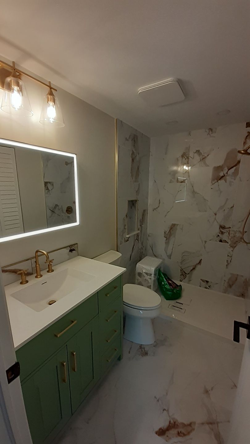 A bathroom with a sink , toilet , bathtub and mirror.