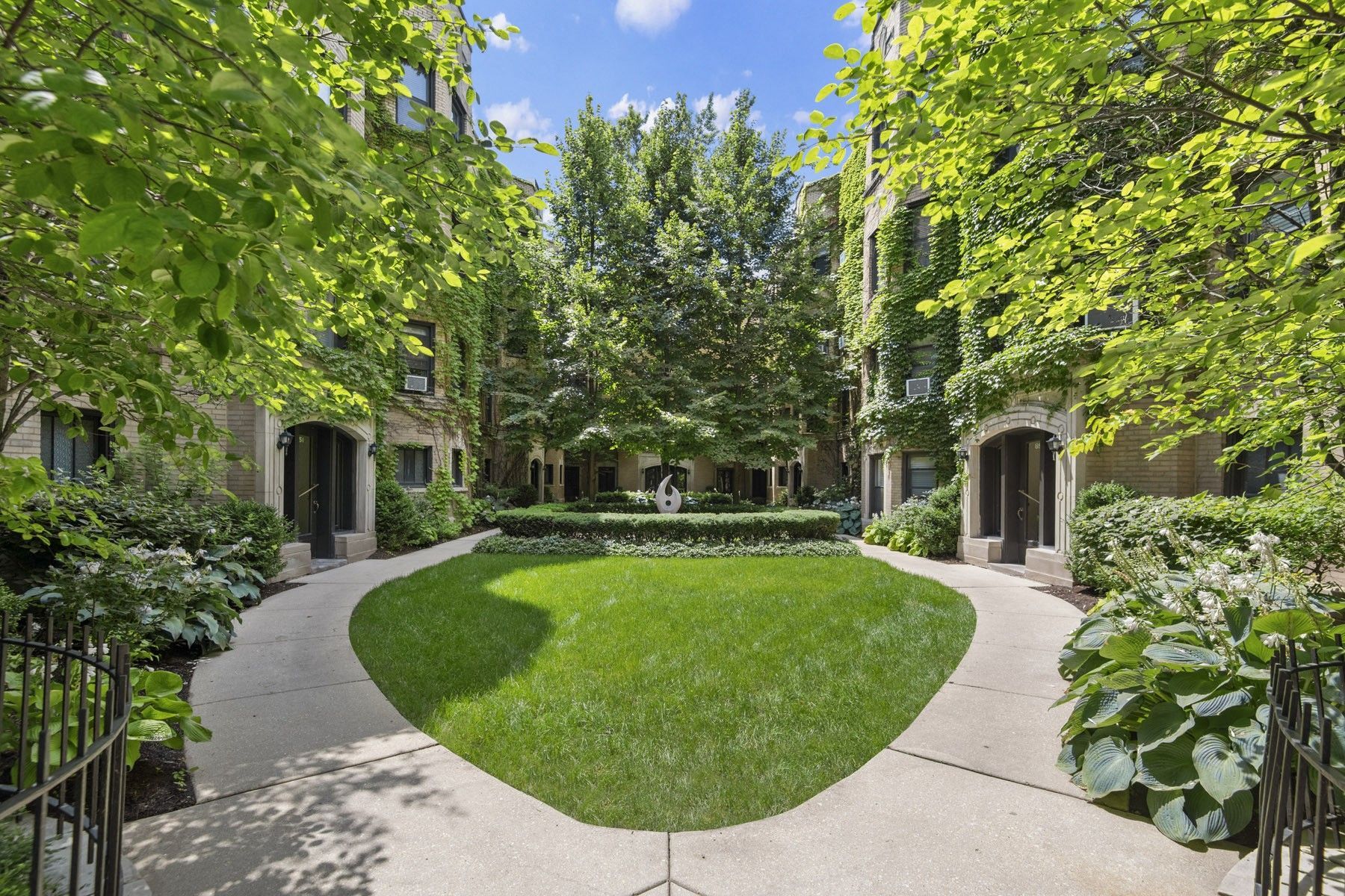 Resident Courtyard at 849