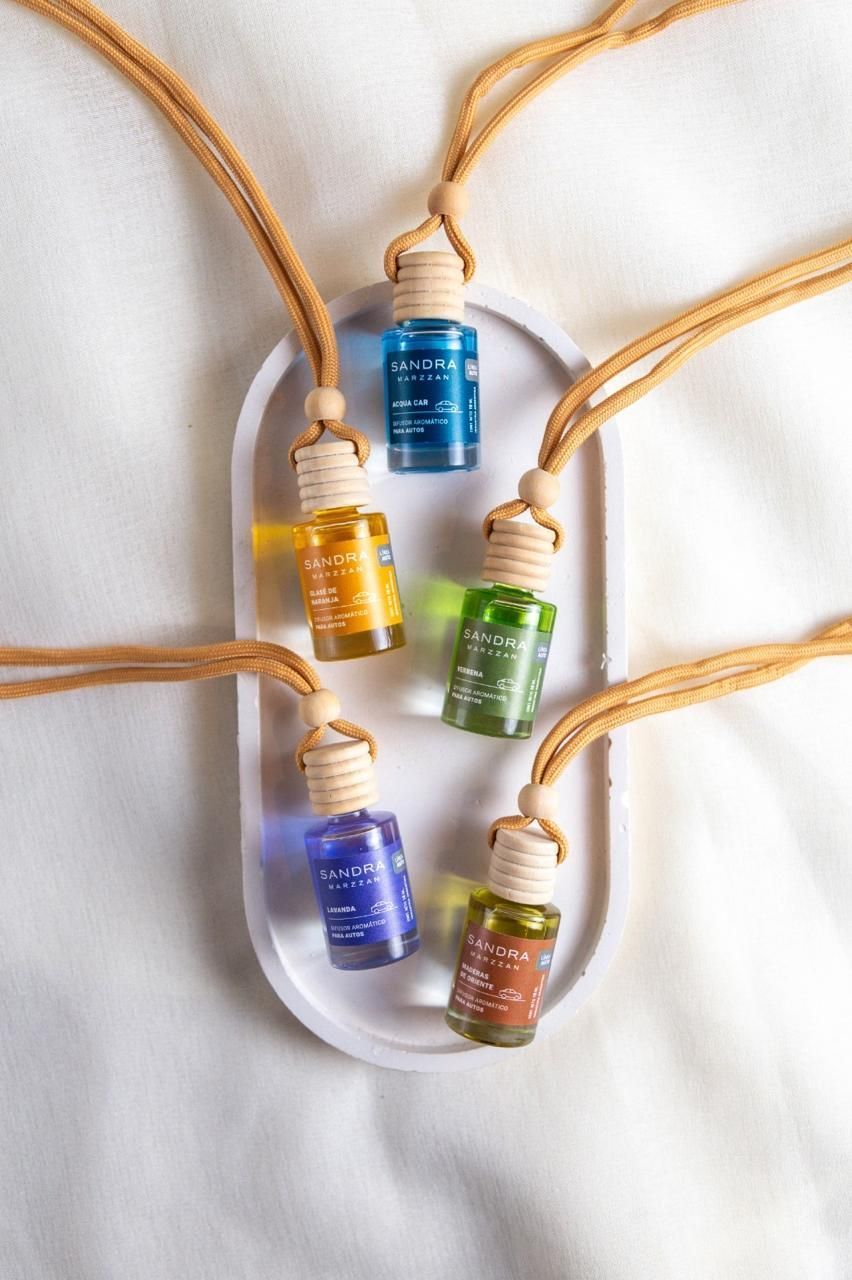 Colgantes de min botellas de colores con cordones color tostado sobre fondo blanco