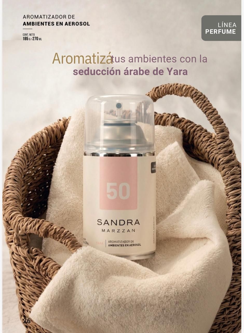 Frasco de perfume sobre un fondo de tela beige con texto en español sobre el seductor aroma árabe de Yara