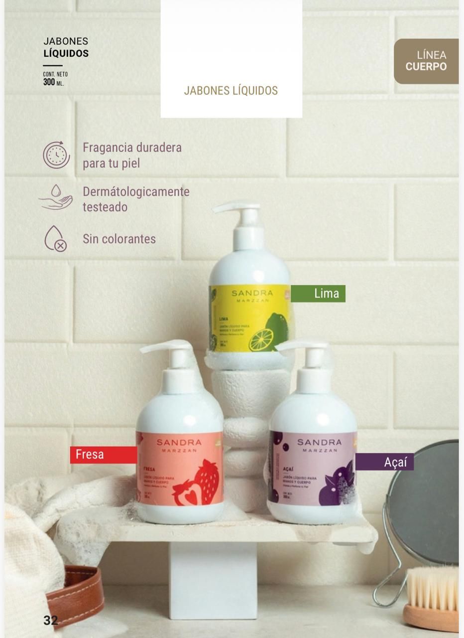 Tres botellas de loción de colores sobre una repisa del baño, con etiquetas y una pared de azulejos de fondo