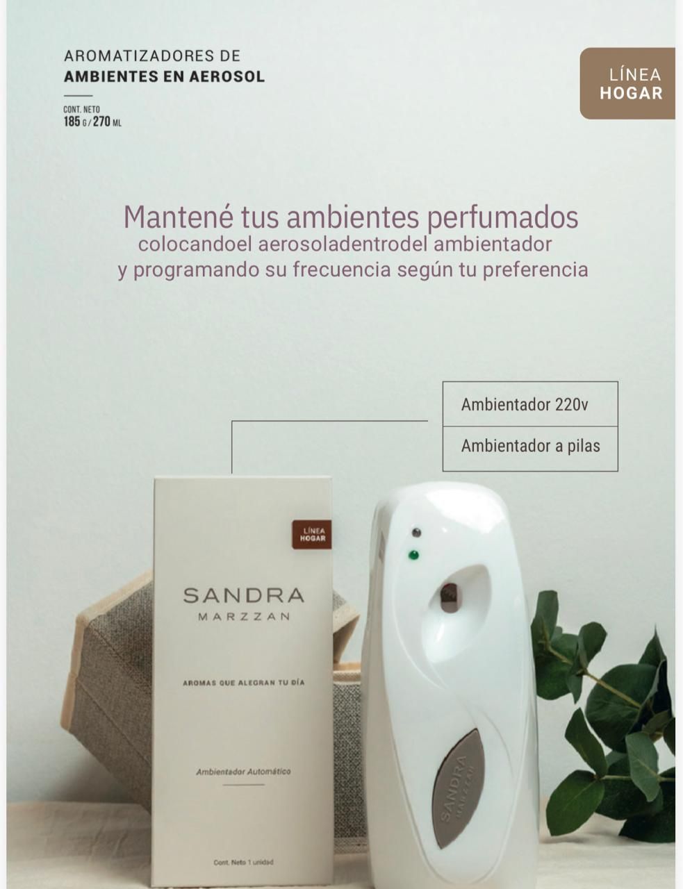 Ambientador blanco y caja beige de Sandra en una sala decorada con plantas y texto promocional.