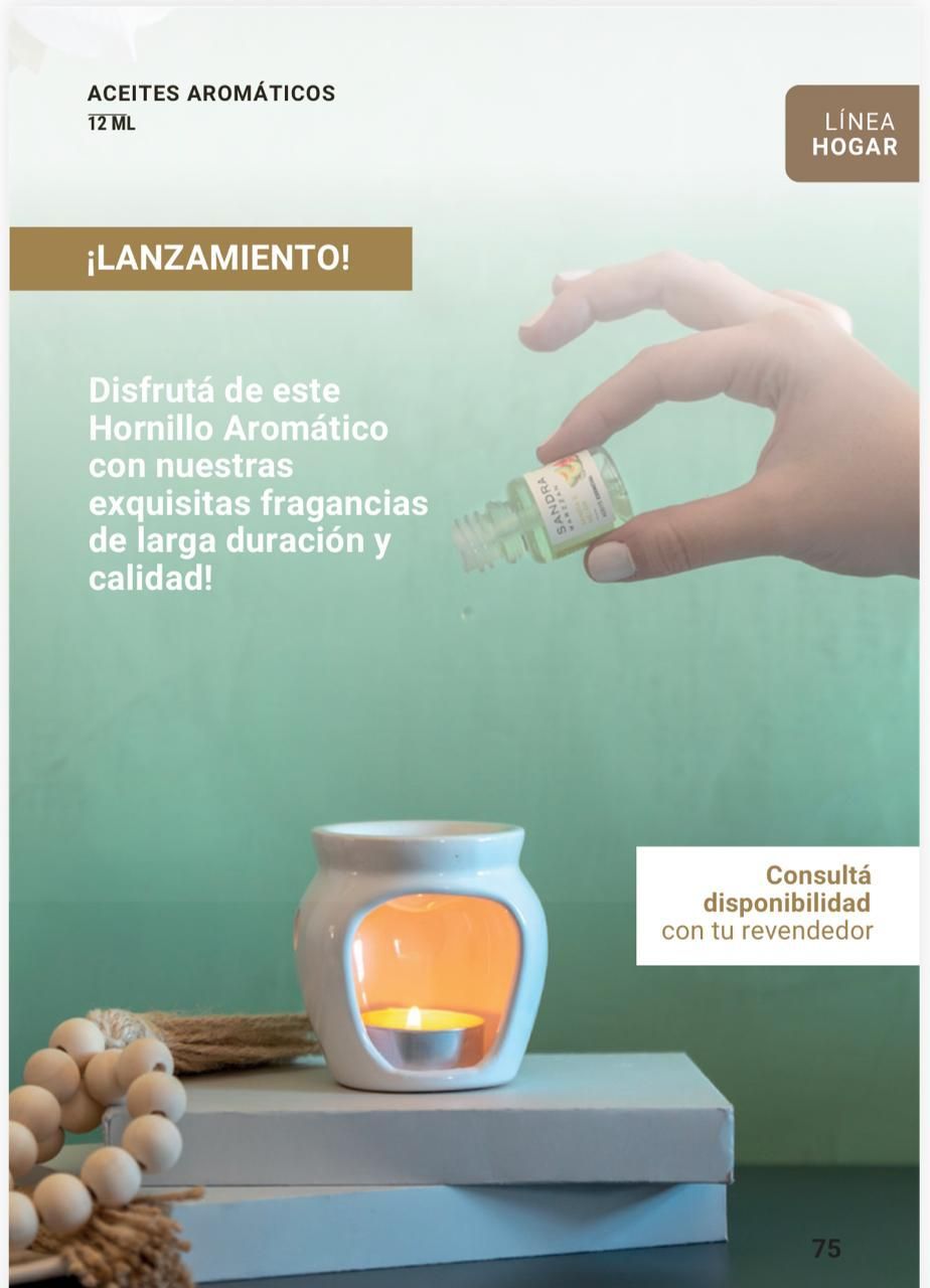 Vela aromática en frasco con una luz resplandeciente sobre una estantería, con un fondo publicitario verde menta.