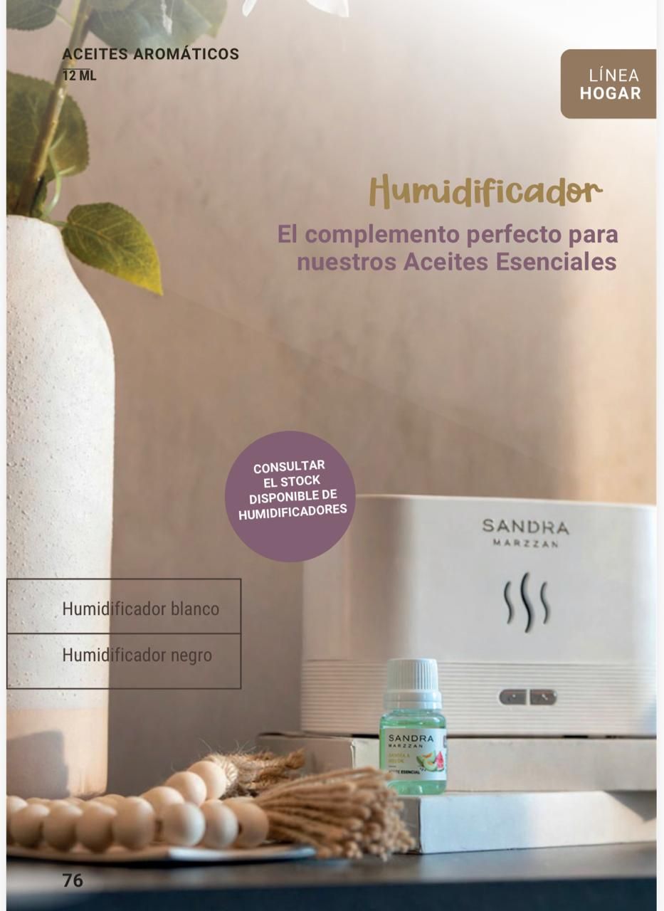 Difusor y aceites esenciales sobre una mesa, con un cartel que dice «Humidificador» y un fondo beige.