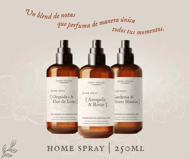 Tres frascos de ambientador en spray color ámbar, con etiquetas blancas y fondo beige, «HOME SPRAY 250ML»