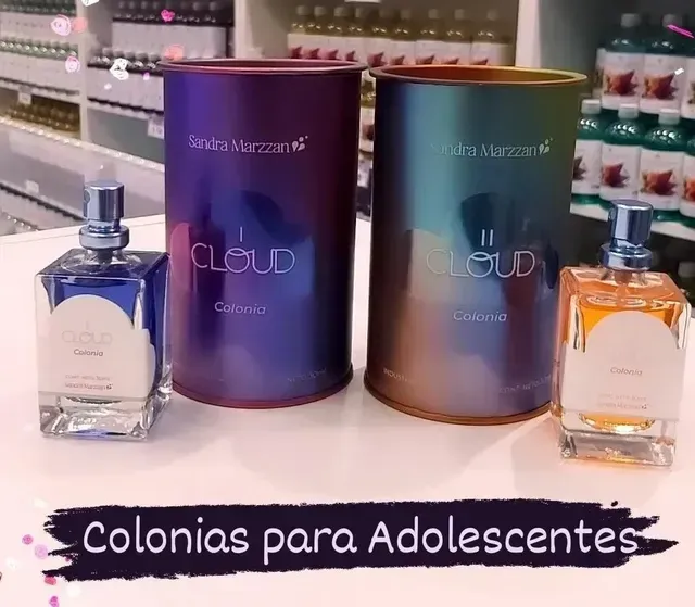 Exhibición de dos frascos de fragancia con sus cajas a juego, etiquetadas «Colônias para Adolescentes», en una estantería.