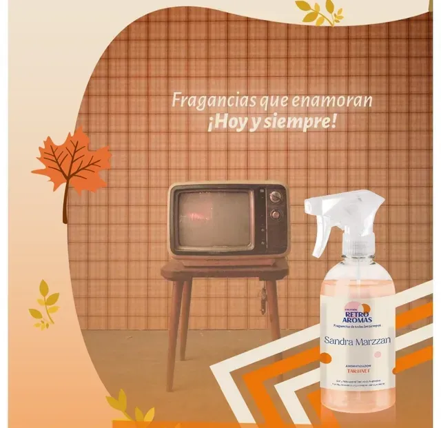 Producto de limpieza en aerosol sobre un fondo beige, con un televisor vintage y texto promocional en español