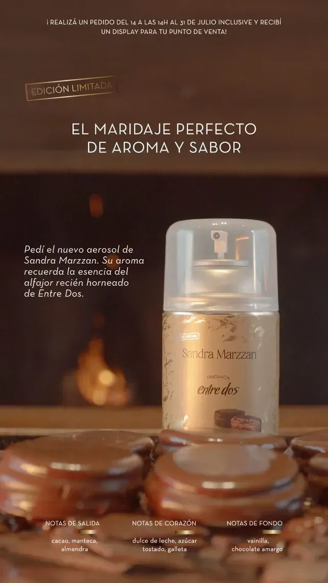 Frasco de sérum cosmético con tapa transparente sobre un fondo marrón cálido, con texto promocional en español.