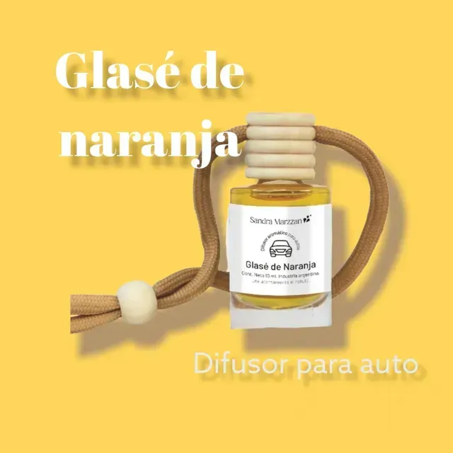Difusor para auto con etiqueta «Glasé de naranja» y cordón marrón sobre fondo amarillo.