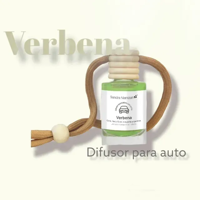Frasco de difusor para auto de verbena con cordón y cuenta sobre un fondo claro, etiquetado como “Difusor para auto”