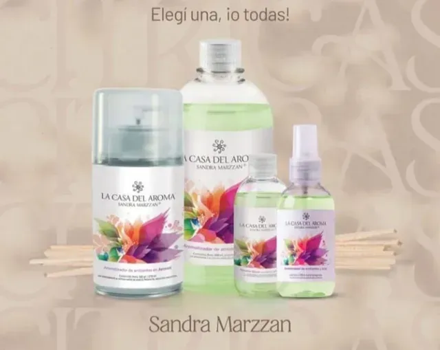 Tres productos de La Casa Del Aroma con etiquetas florales sobre un fondo beige; el texto dice «¡Elige una o todas!»