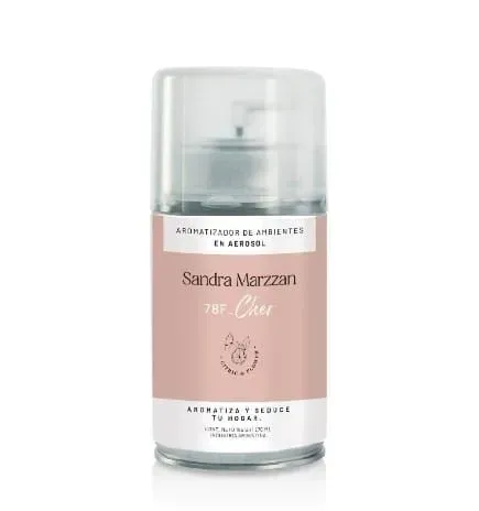 Frasco cilíndrico transparente de perfume, con una etiqueta rosa pálido y un tapón transparente, sobre un fondo blanco