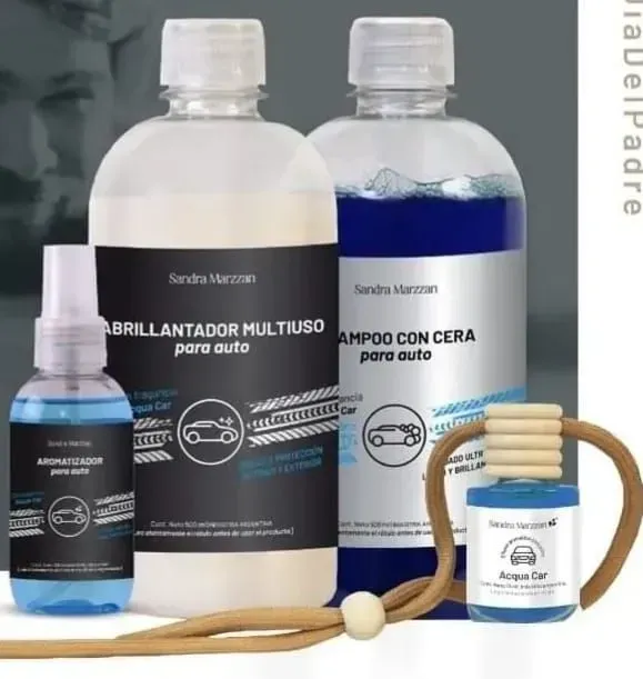 Productos para el cuidado del automóvil con dos botellas grandes azules y blancas, un pulverizador más pequeño