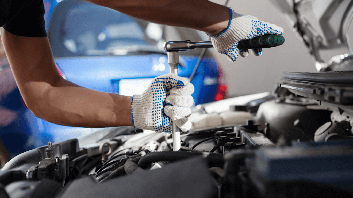a mobile mechanic doing an auto repair in phoenix