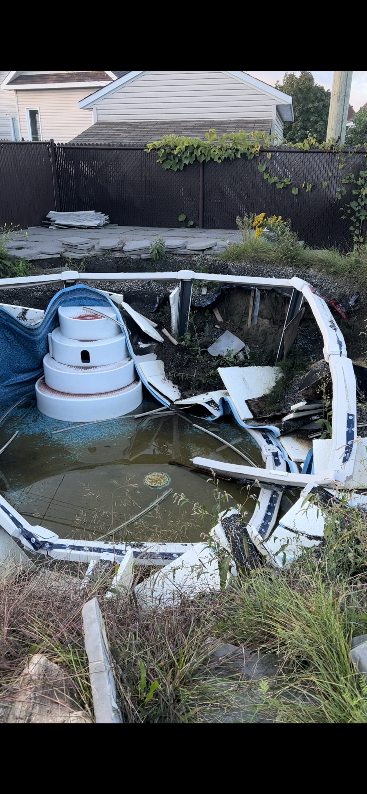 Une piscine cassée avec un gâteau au milieu.