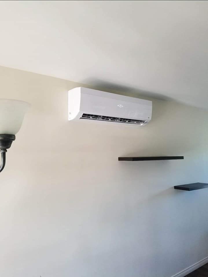 Un climatiseur blanc est suspendu au plafond d'une pièce.