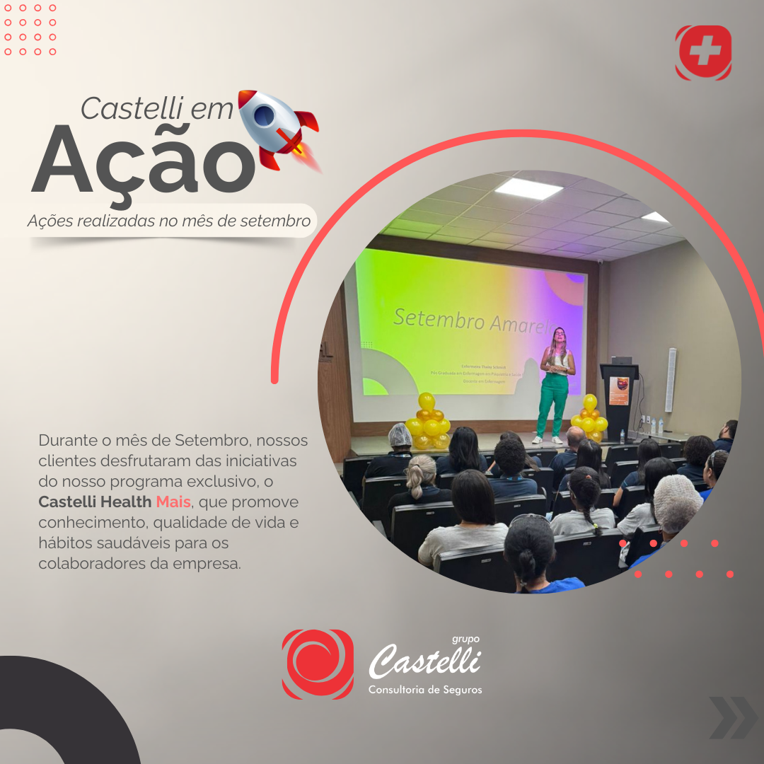 Um grupo de pessoas em pé, uma ao lado da outra, em um armazém.