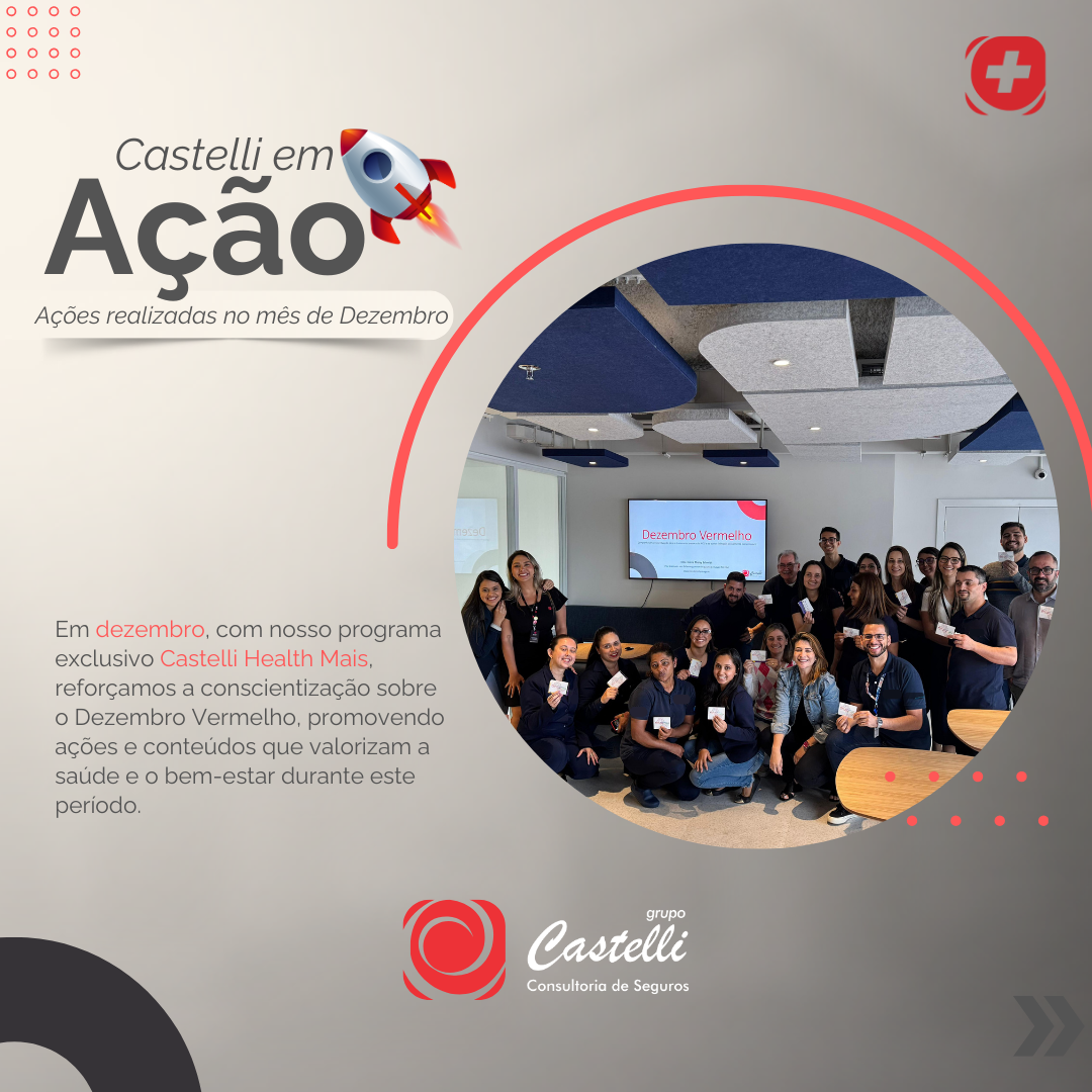Um grupo de pessoas em pé, uma ao lado da outra, em um armazém.
