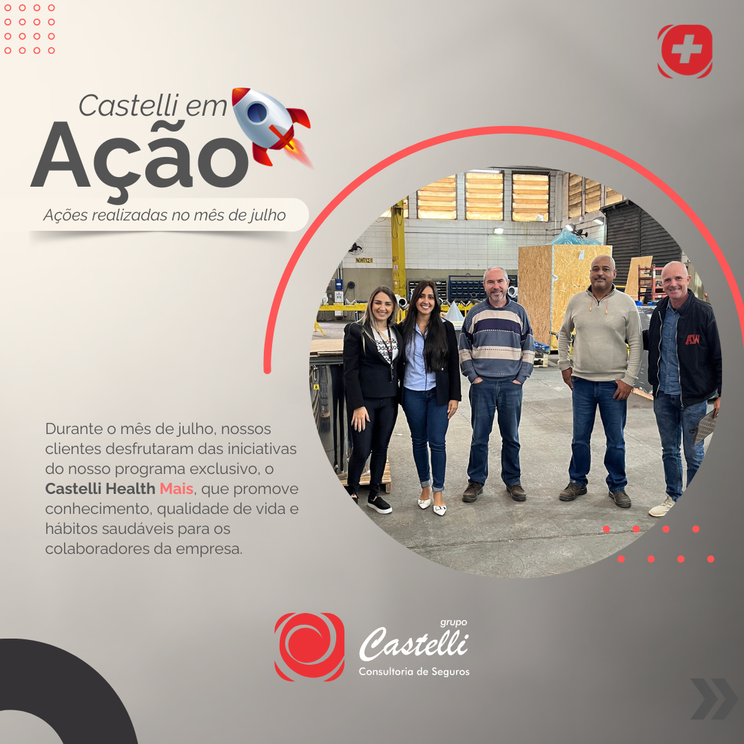 Um grupo de pessoas em pé, uma ao lado da outra, em um armazém.