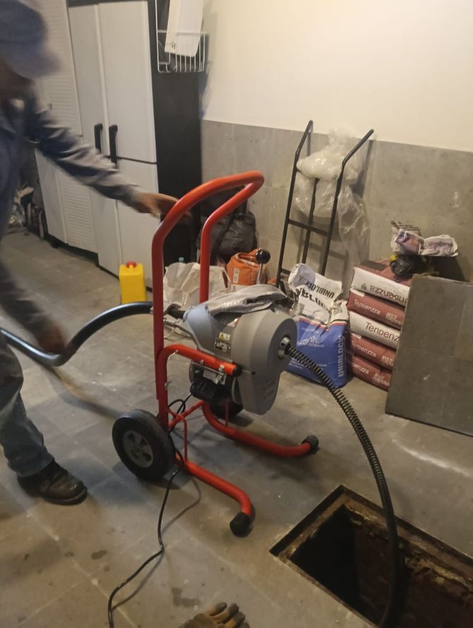 Equipo limpiando cisterna en azotea de CDMX