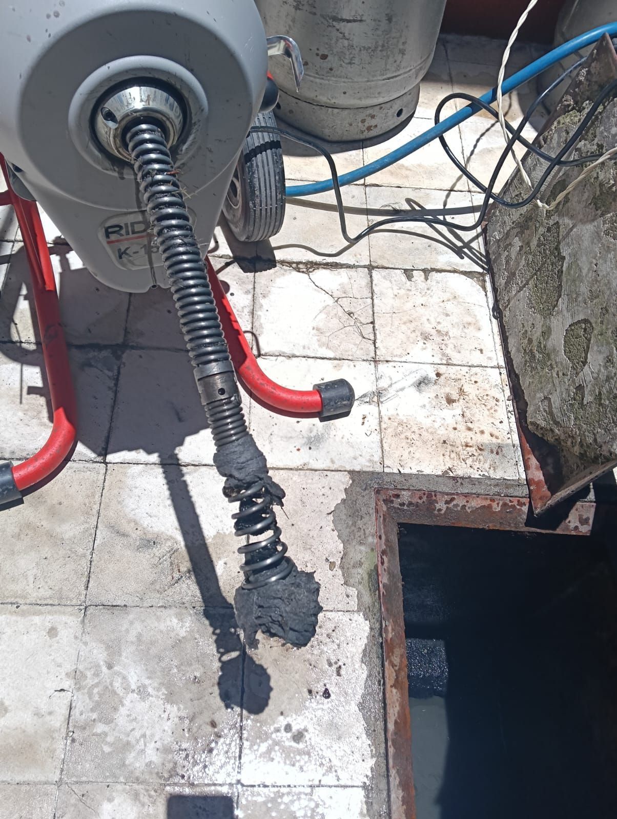 T&eacute;cnicos limpiando cisterna en Ciudad de M&eacute;xico
