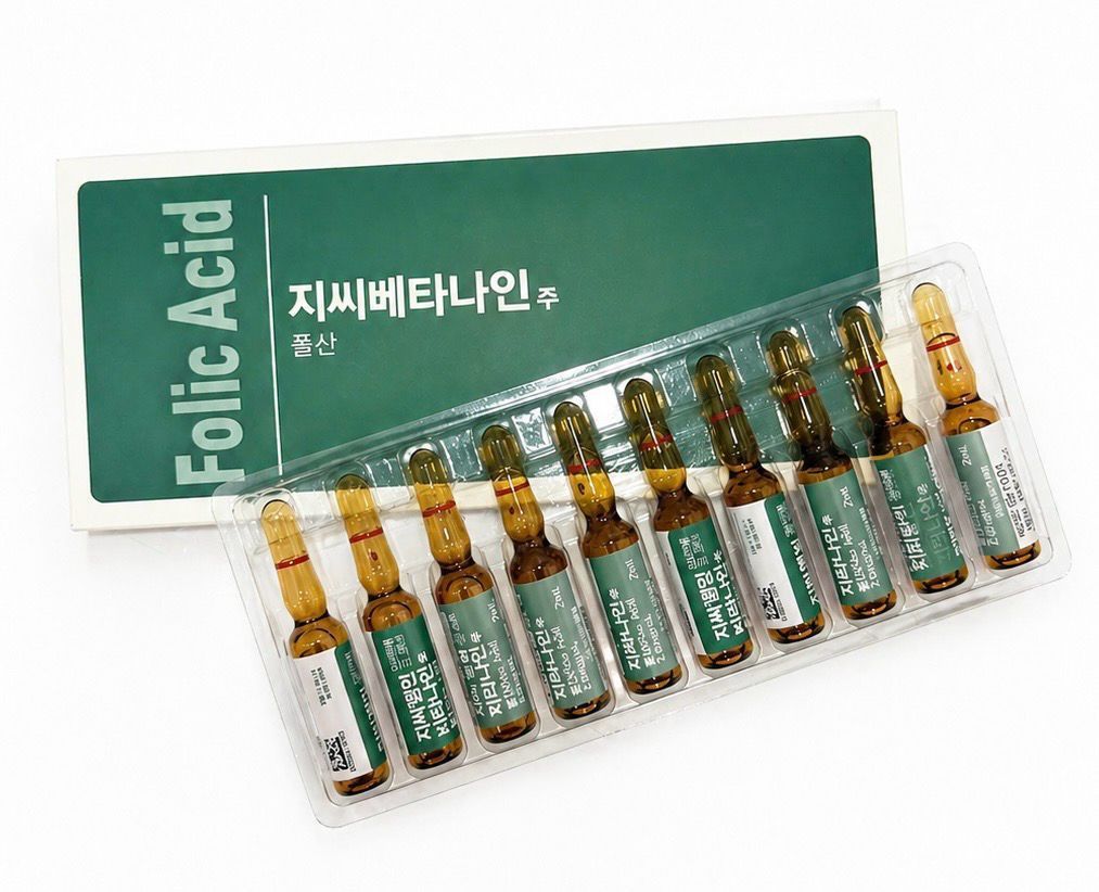 Folic acid ampoules in a clear tray beside a green-and-white box with Korean text