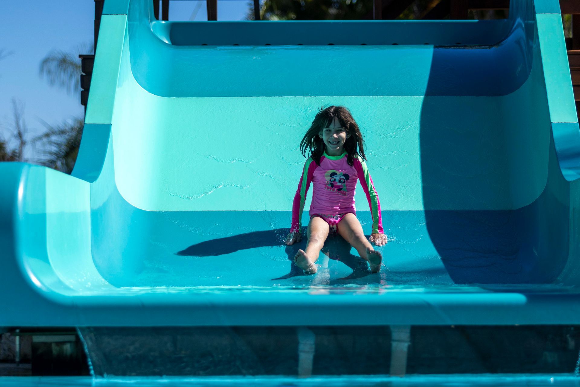 Um menino está em uma piscina de bolinhas no parquinho.