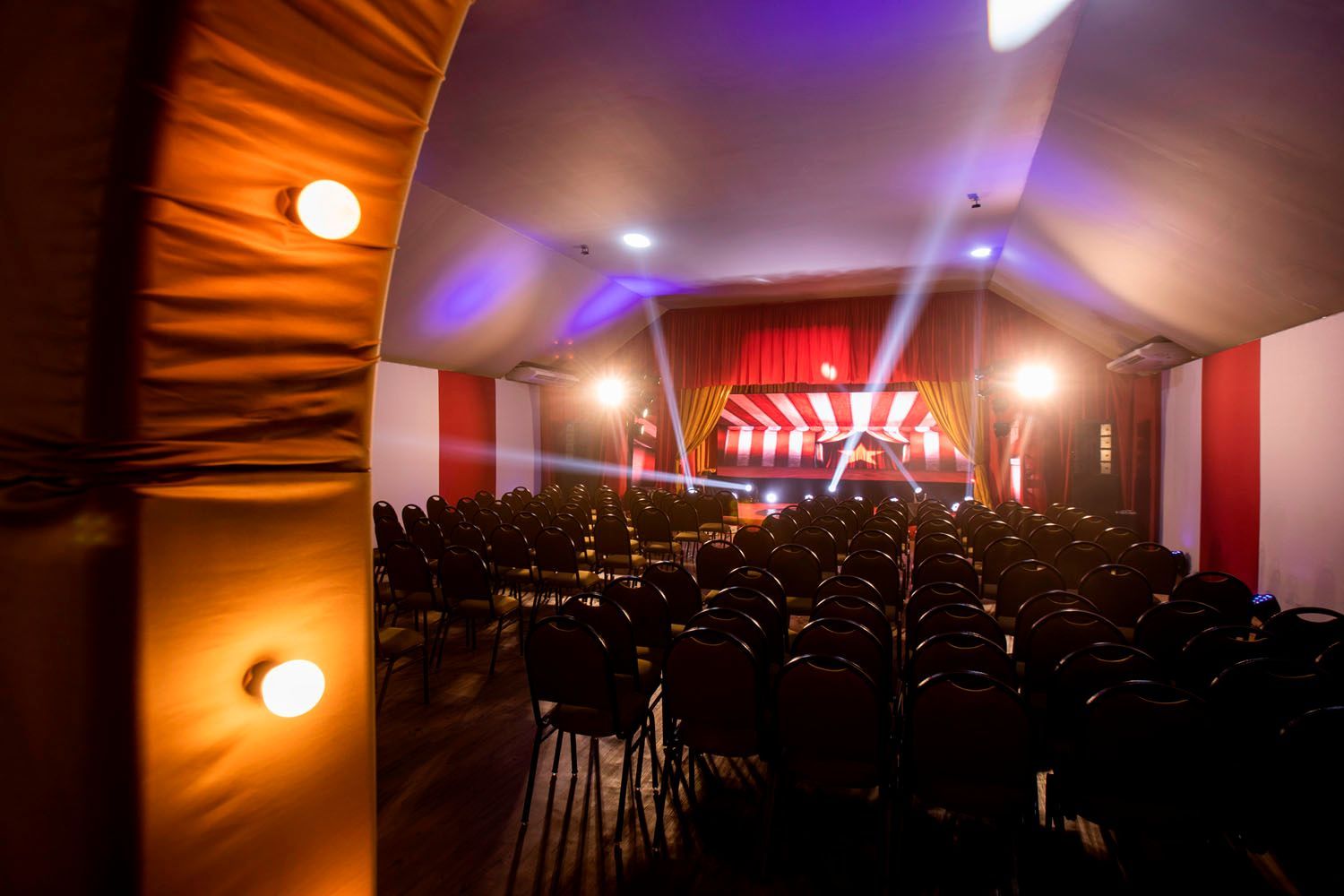 Um auditório vazio com um palco ao fundo