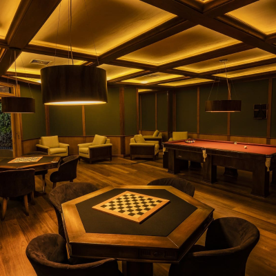Uma sala com uma mesa de sinuca e um tabuleiro de xadrez