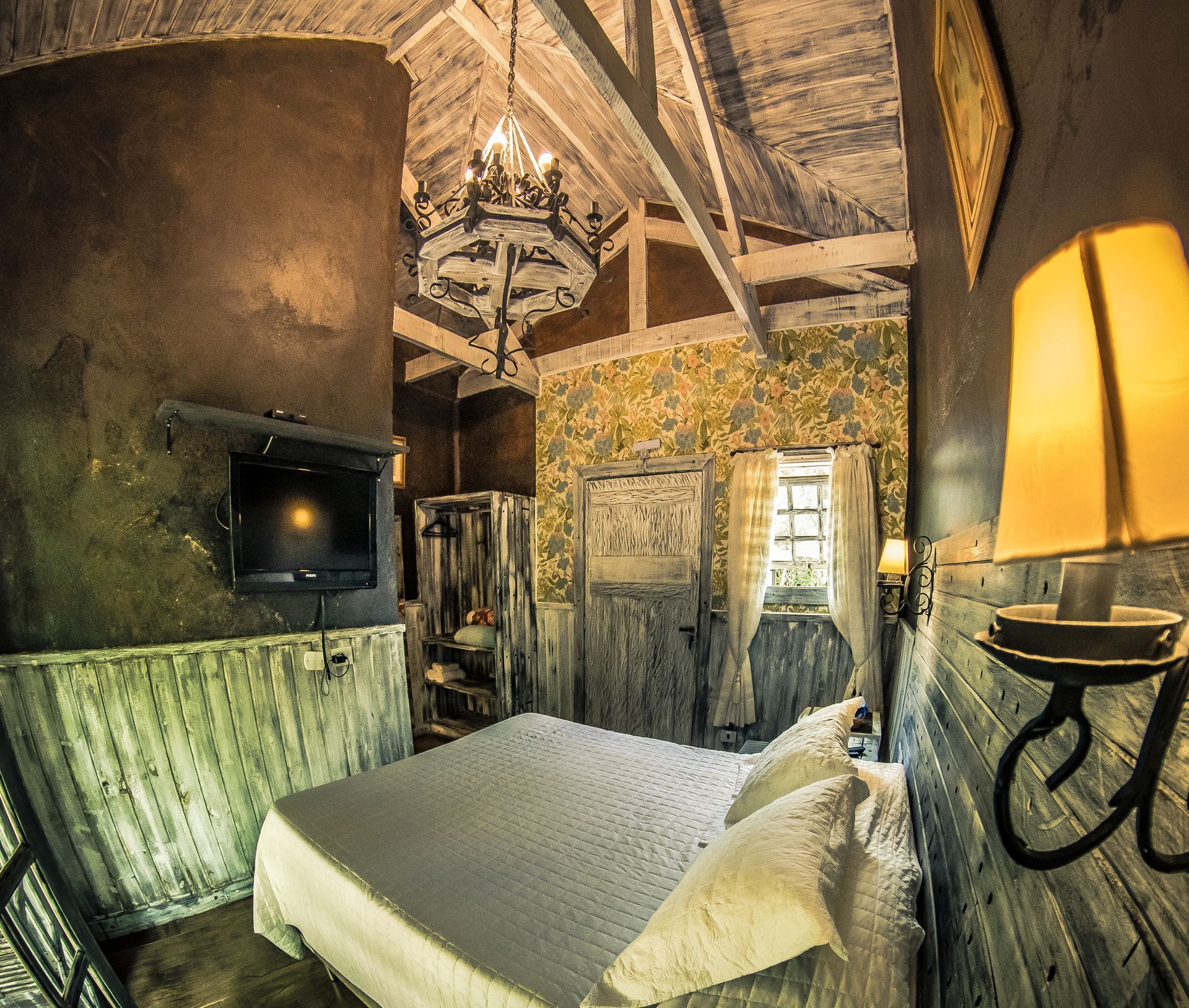 Um quarto com uma cama grande e uma luminária