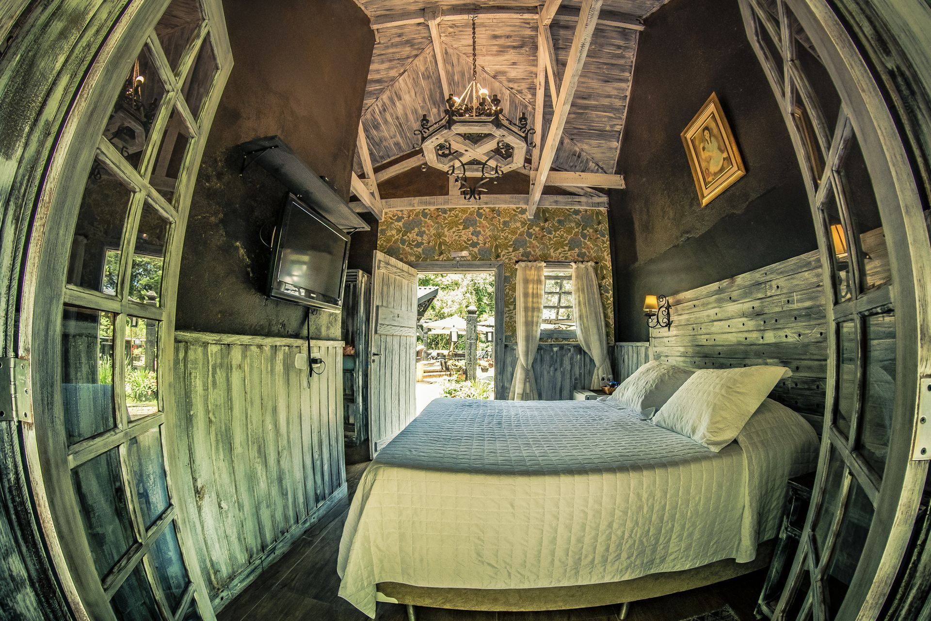Um quarto com uma cama grande e lente olho de peixe.