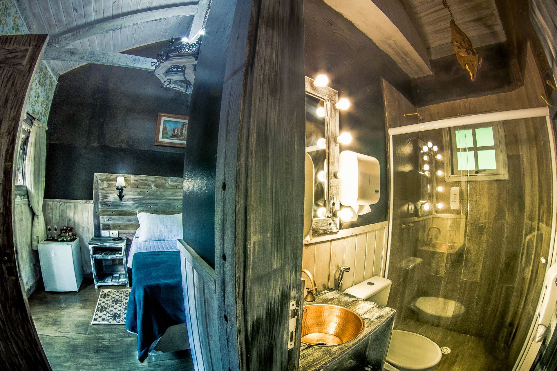 Um quarto e um banheiro com pia de cobre