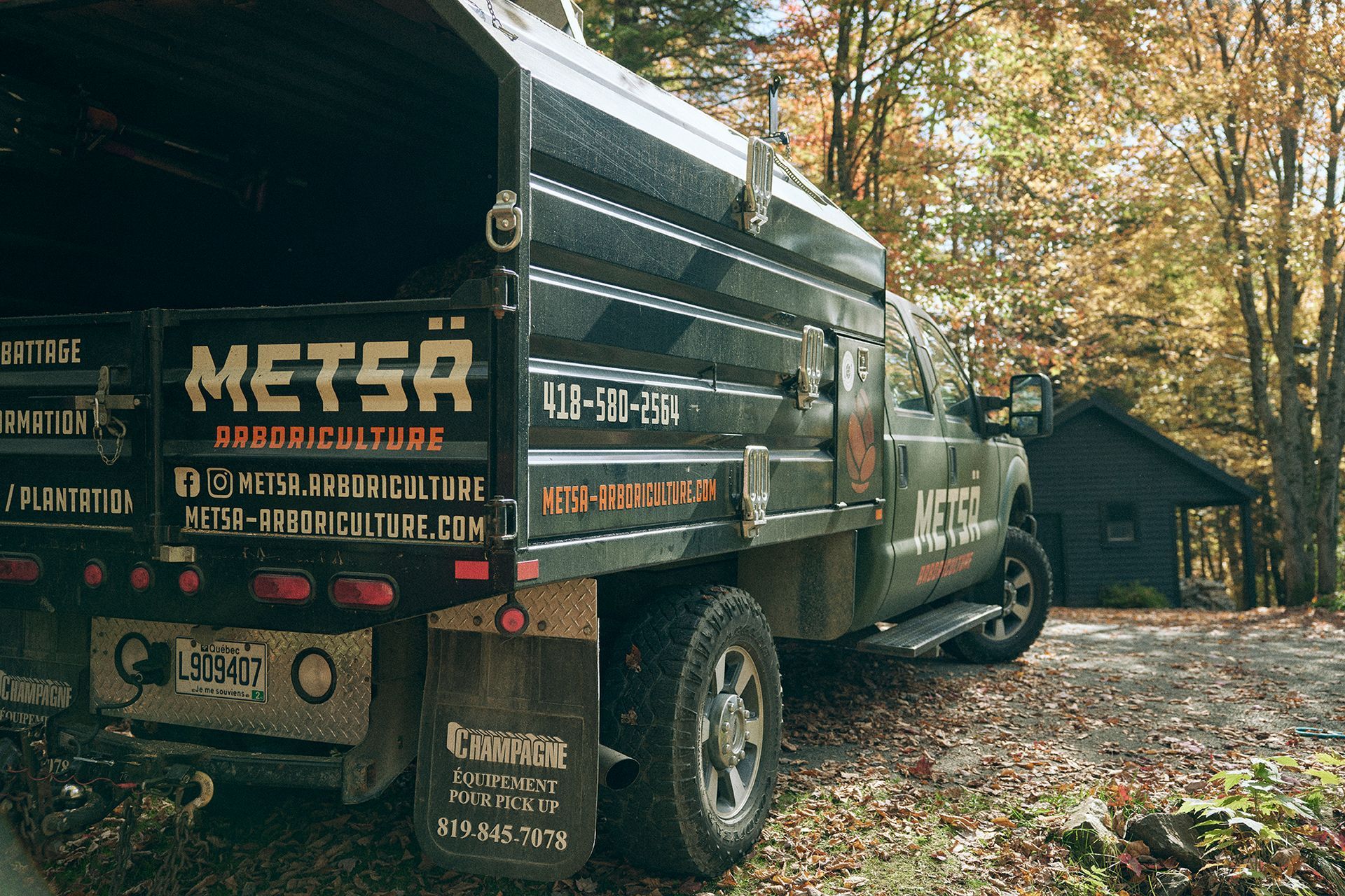 Un camion Metsa est garé sur le bord d'une route.