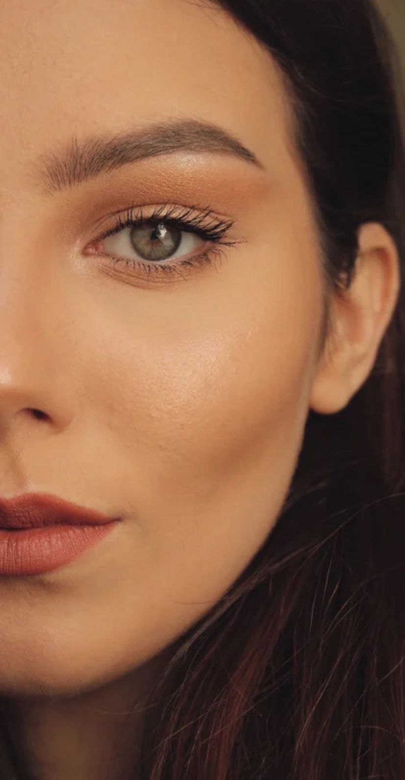 Un gros plan du visage d'une femme maquillée.