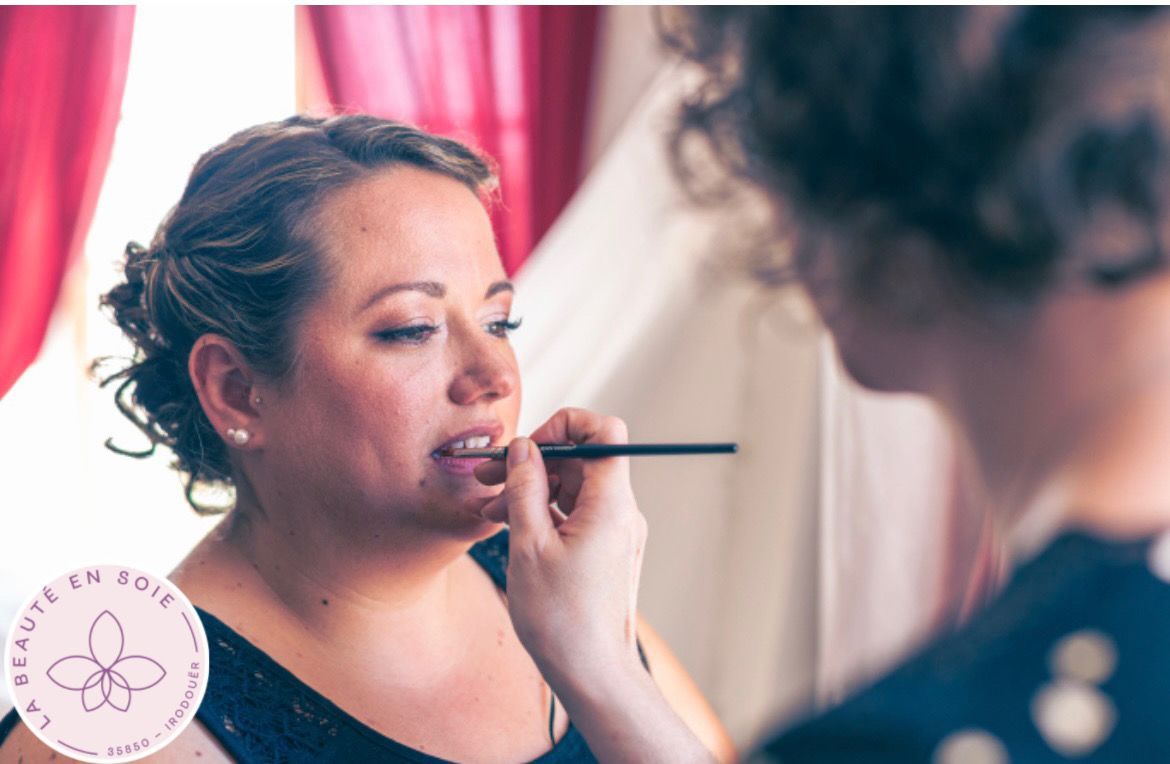 Une femme se fait maquiller par un maquilleur.