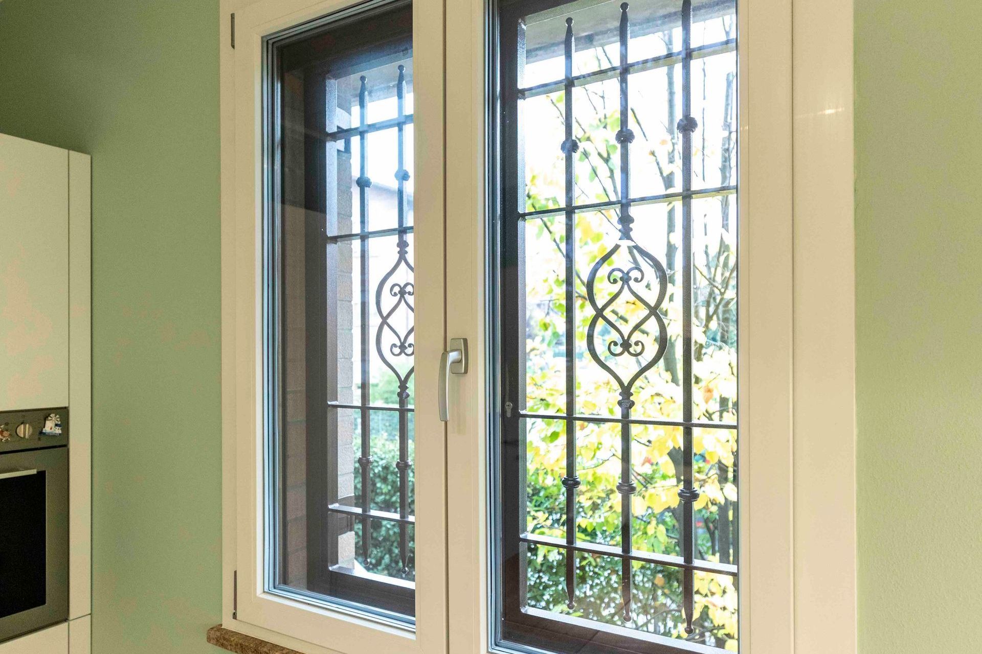 finestra pvc con grate esterne