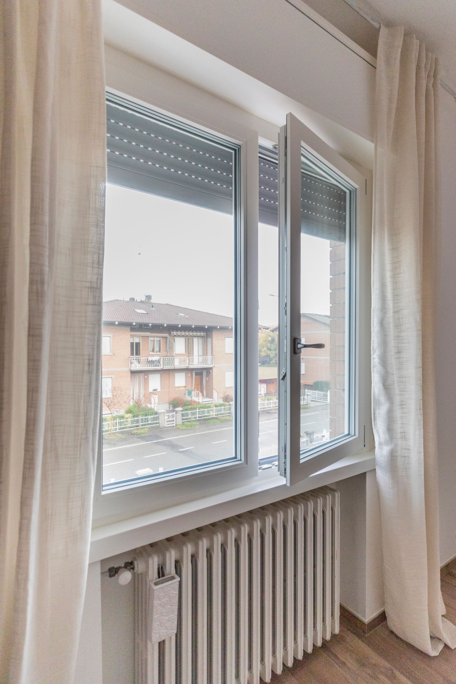 finestra in pvc sopra termosifone
