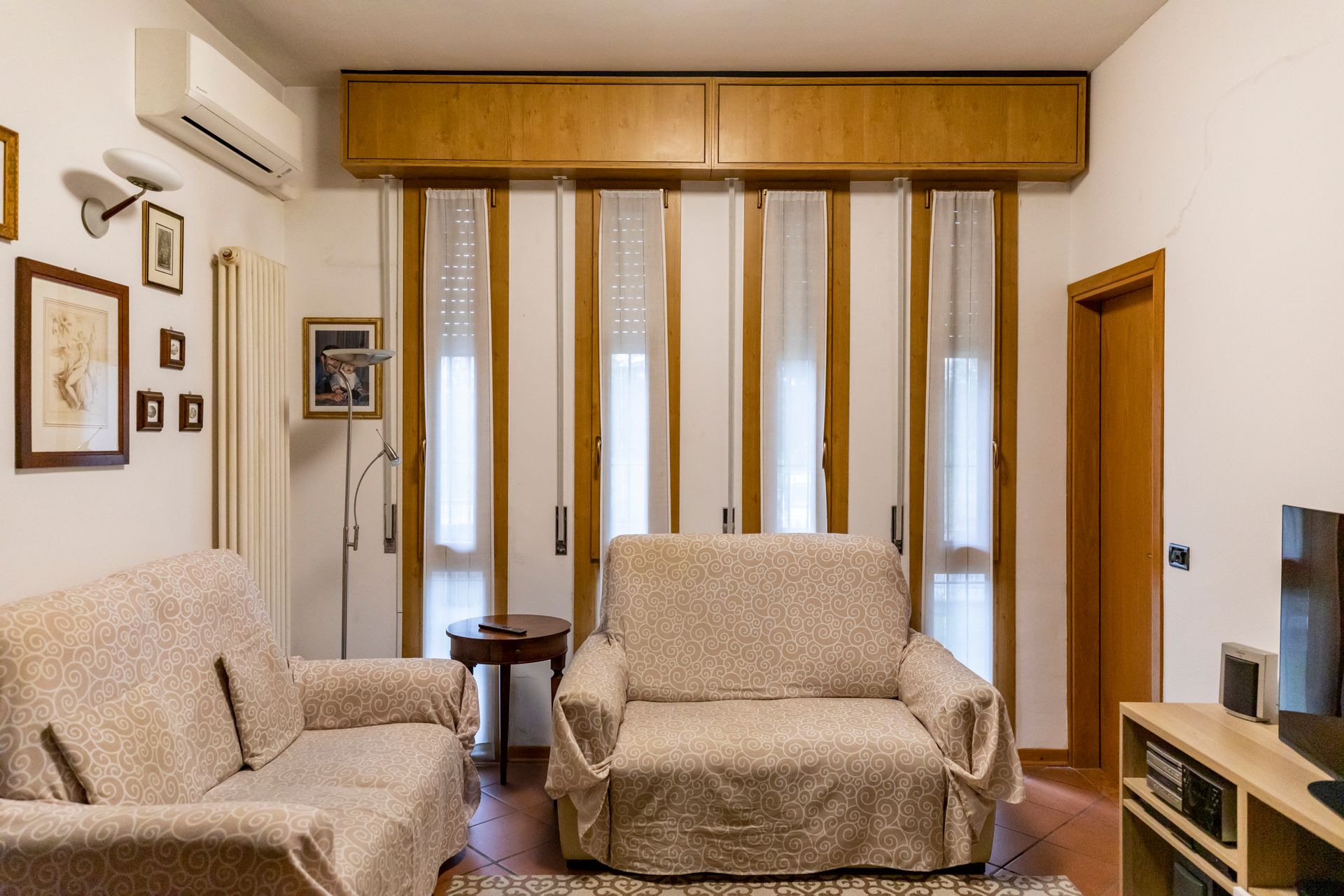 soggiorno di casa di Rosaria con finestre slim