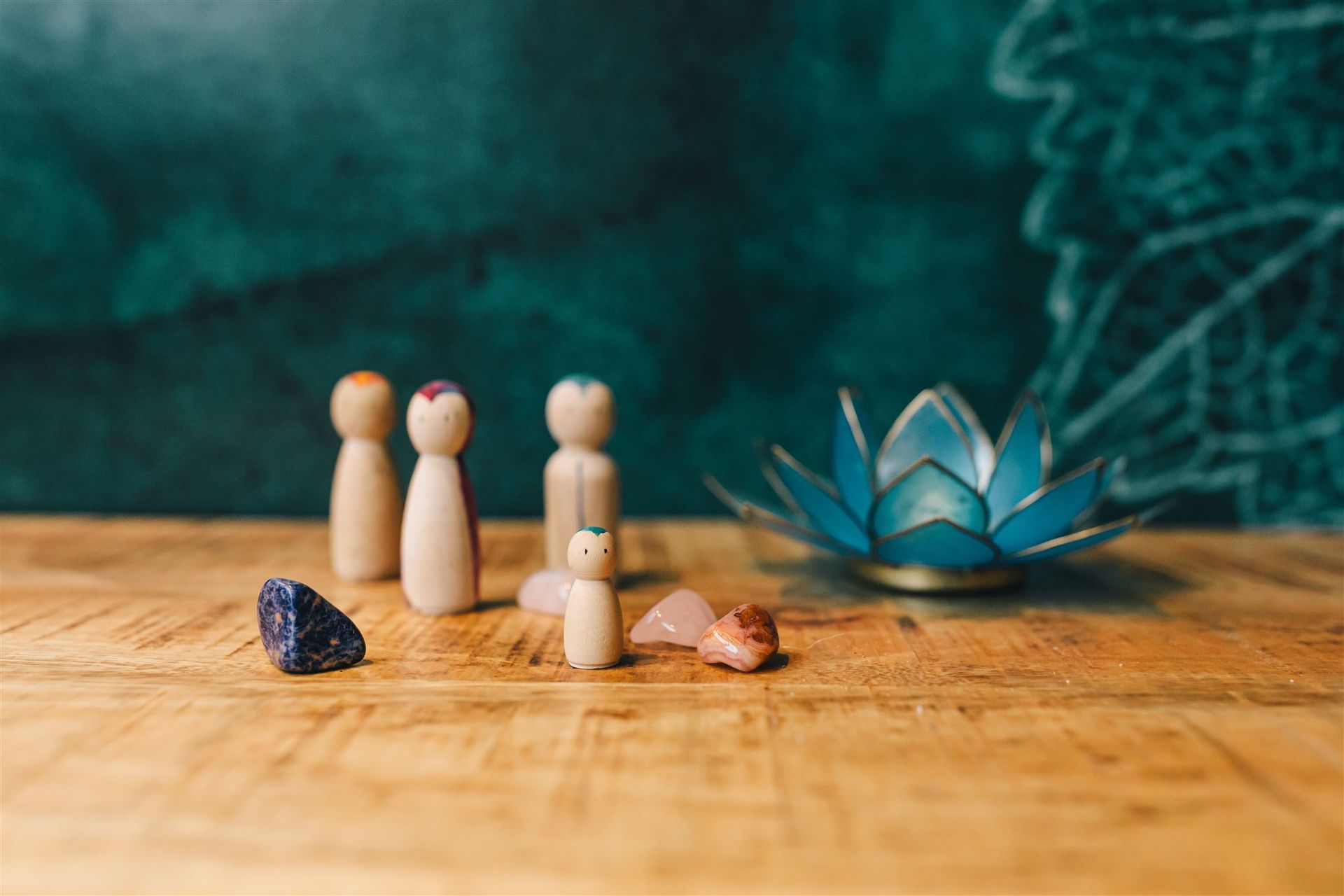 De lotus- het symbool voor mijn praktijk. Samen met mijn zelf beschilderde poppetjes voor opstellingen en stenen- mijn hulpbronnen. Mooie foto door Chrissie Sewalt