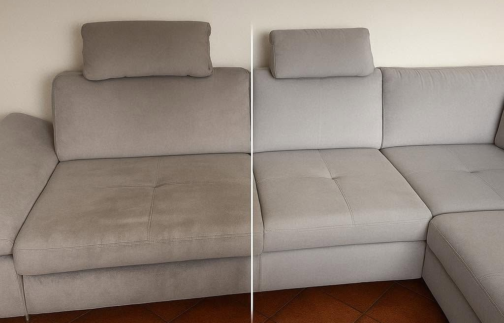 Divano componibile grigio con due poggiatesta regolabili in un soggiorno, diviso in due sedute, una più chiara e una più scura.