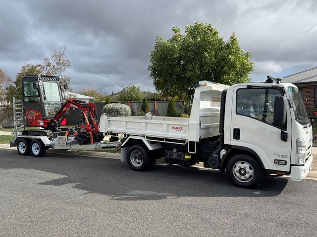 Digger King 2.5C Excavator & Isuzu Tipper