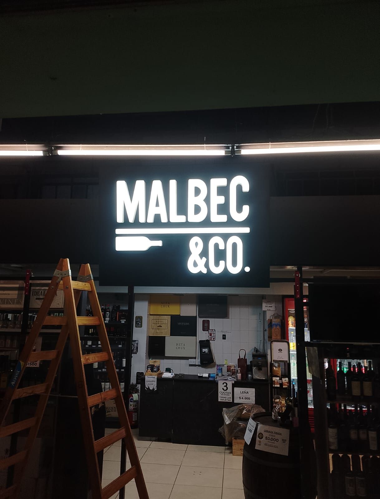 Cartel de la tienda de vinos