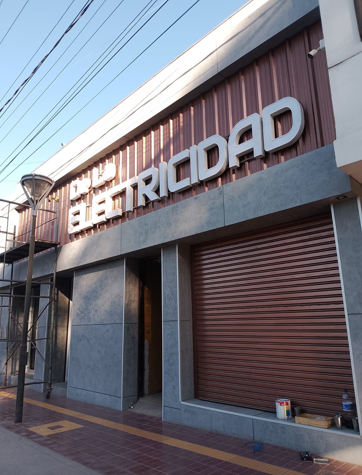 Exterior del edificio con grandes letras plateadas