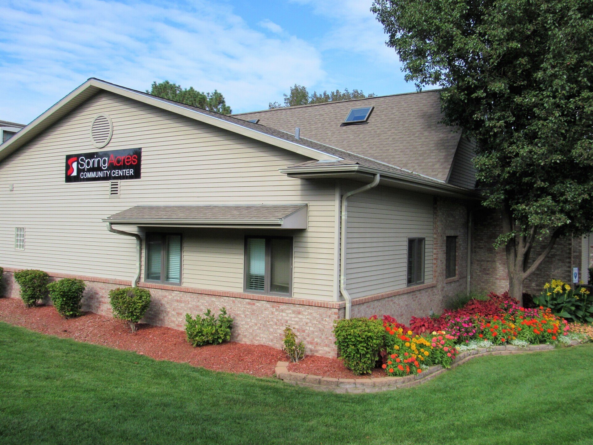 Spring Acres Apartments for Rent in Omaha, NE. ParkLike, Landscaped