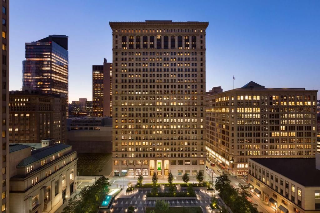 A large building in the middle of a city at night