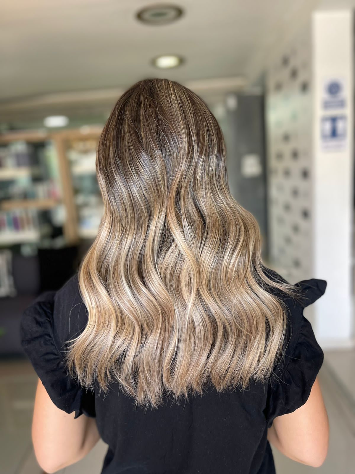Balayage full blonde con tonos dorados